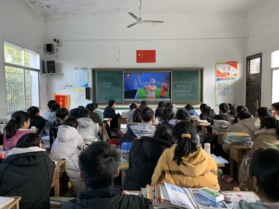 桃源三中組織收看“我是接班人”湖南省網(wǎng)絡(luò)大課堂活動(dòng) 社會(huì)大課堂引領(lǐng)德育新風(fēng)尚